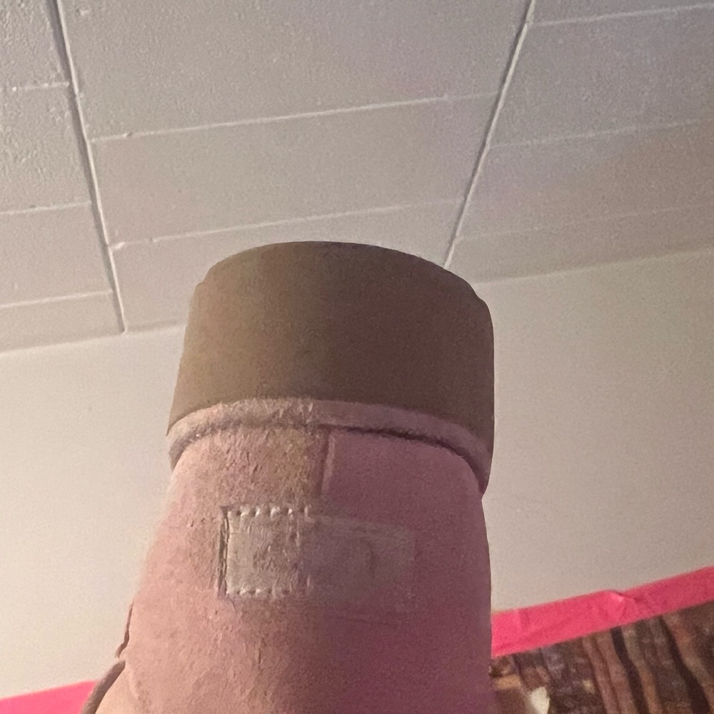 UGGS - Picture 5 of 5